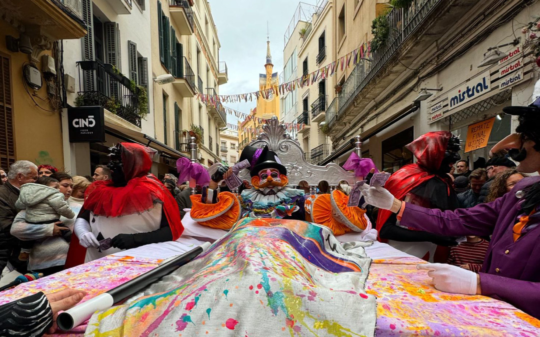 La Cursa de llits reuneix 400 participants i omple de bon humor el Carnaval de Sitges